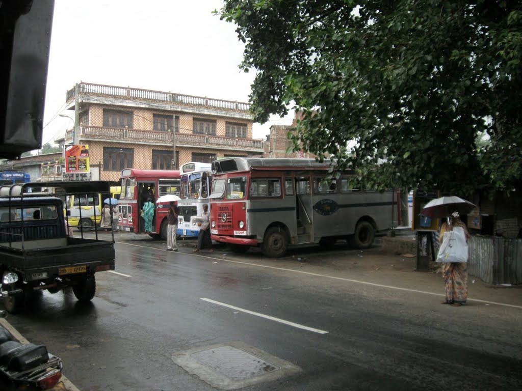 Kandy Bus Stand - බස් නැවතුම් පොළ - பேருந்து நிலையம் by Saltha Dsevenii