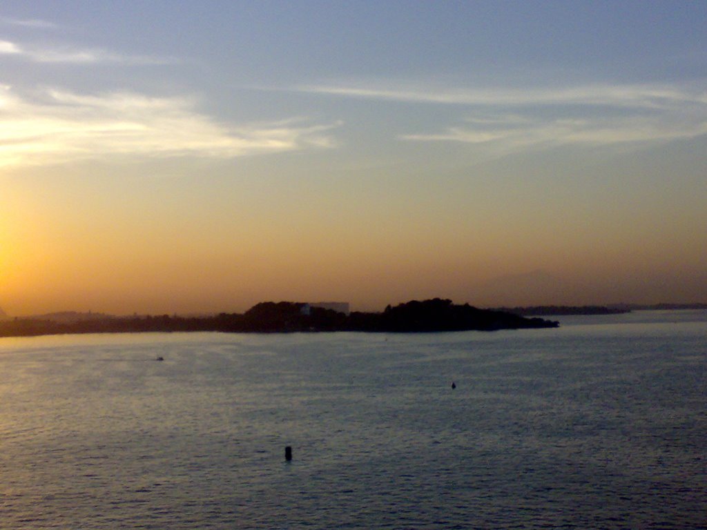 Tirada sobre ponte rio Niterói no pôr do Sol by José Baía