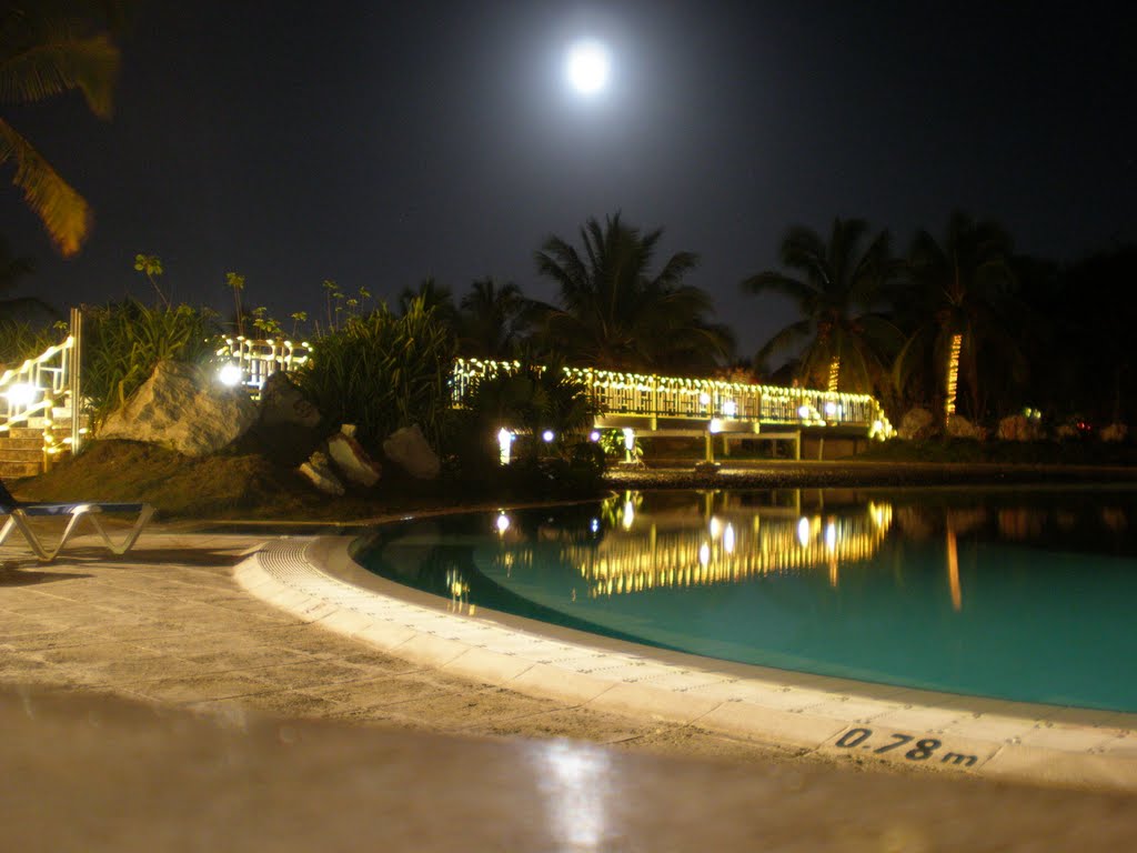 CUBA, Hotel"Playa Pesquero",вечером у бассейна by Zhanki