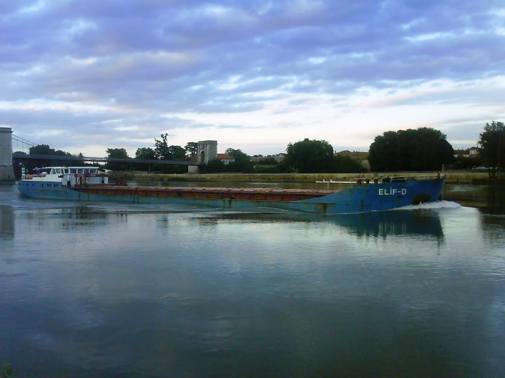 Péniche sur le Rhône by effer