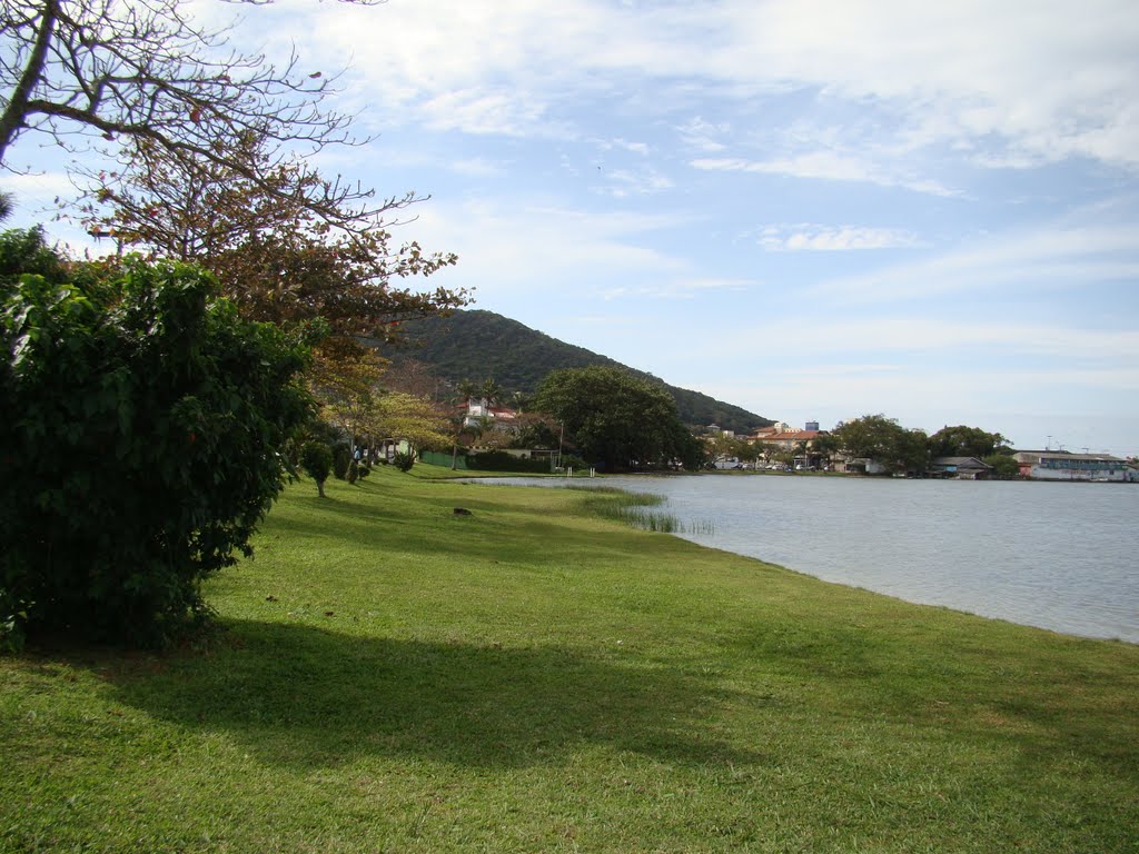 Lagoa da Conceição - em frente ao centrinho da lagoa by Osmar Volpato