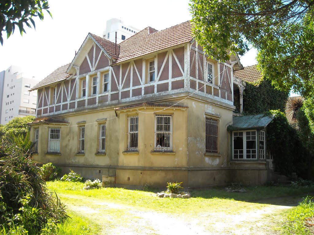 Antiguo chalet de Córdoba y 3 de febrero by Matha Burroughs