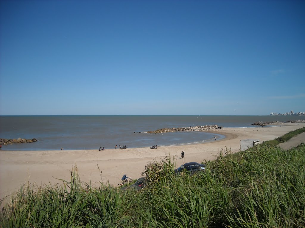 Espigón y playa frente a Parque Camet by Matha Burroughs