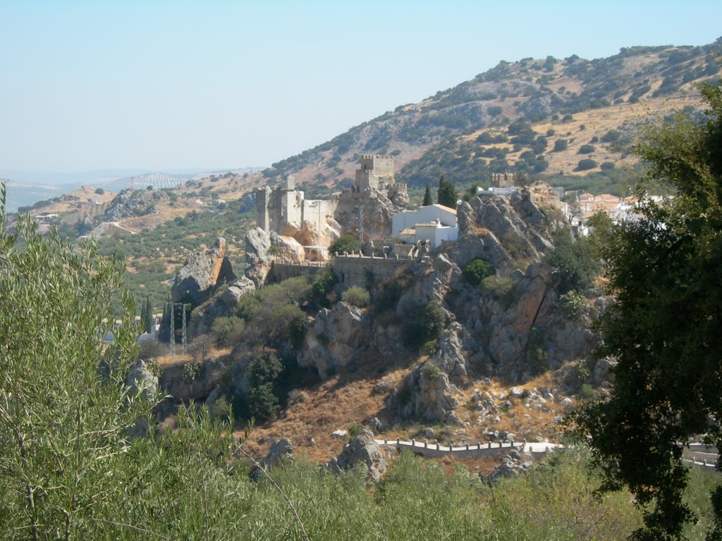 Vista del Castillo de Zuheros by José Mariscal