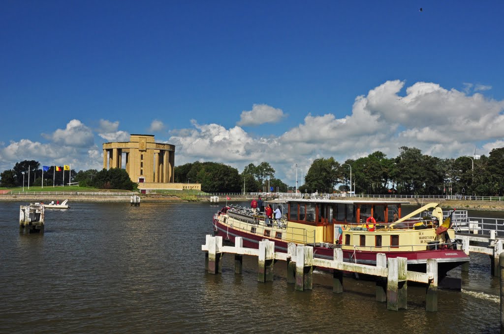 Nieuwpoort, sluizen en Albert I monument by Isaie D