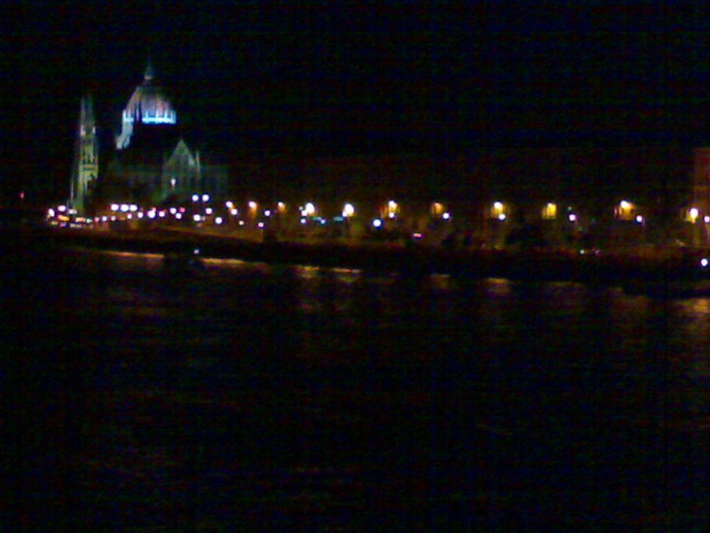 UNA NOCHE VIENDO EL PARLAMENTO DESDE EL DANUBIO by JOSEJUAN35