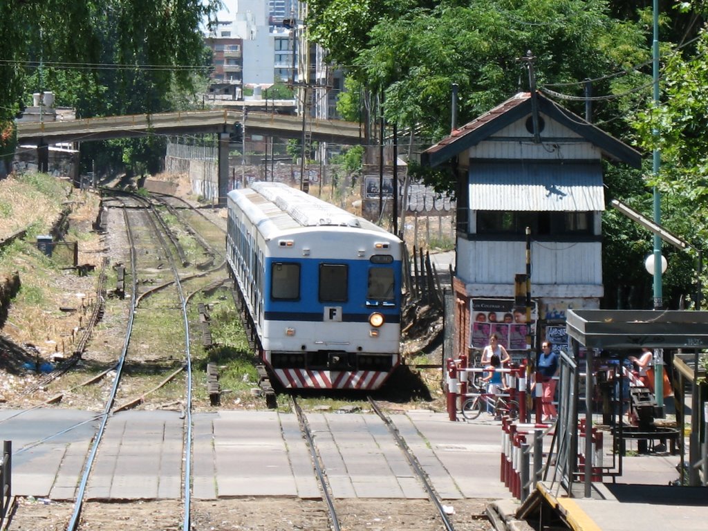 Tren cruzando Lacroze by Marcelo Onesto