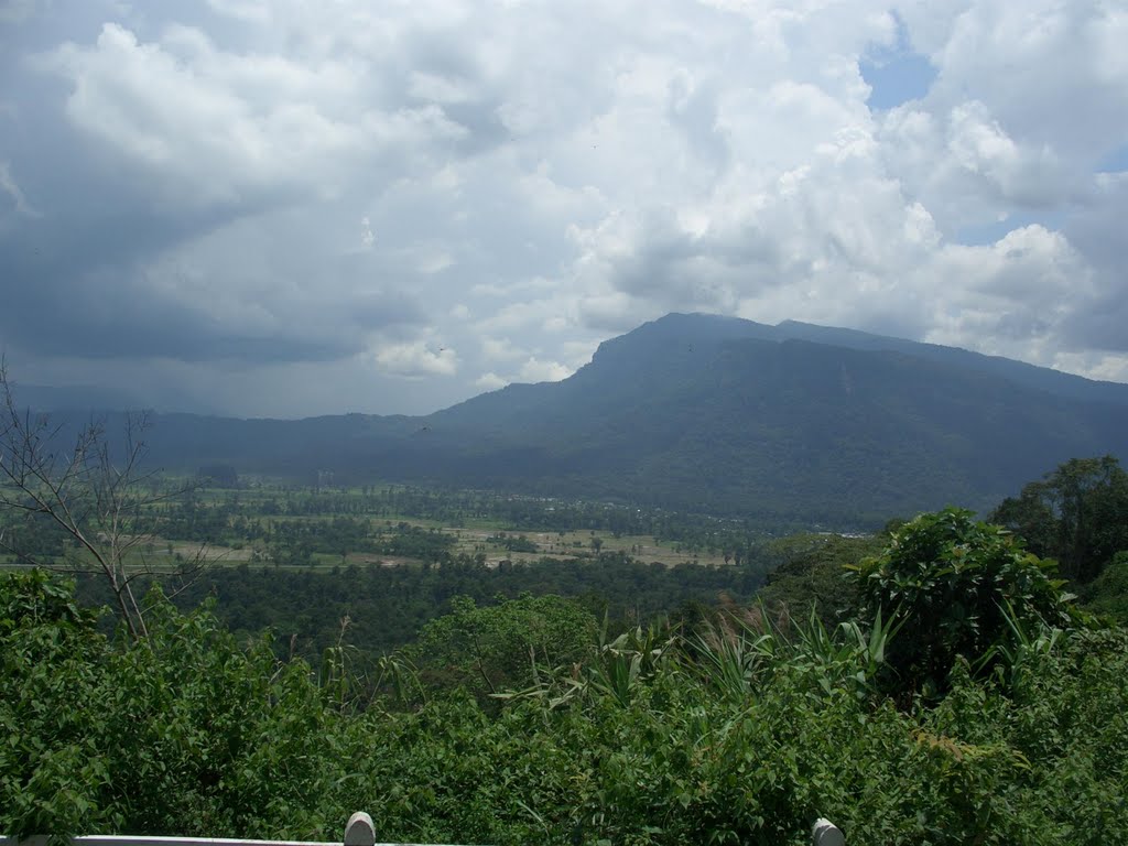 On the road to Lak Sao (Khamkirth, Bolikhamxay) by Khemphone Phomnouinh