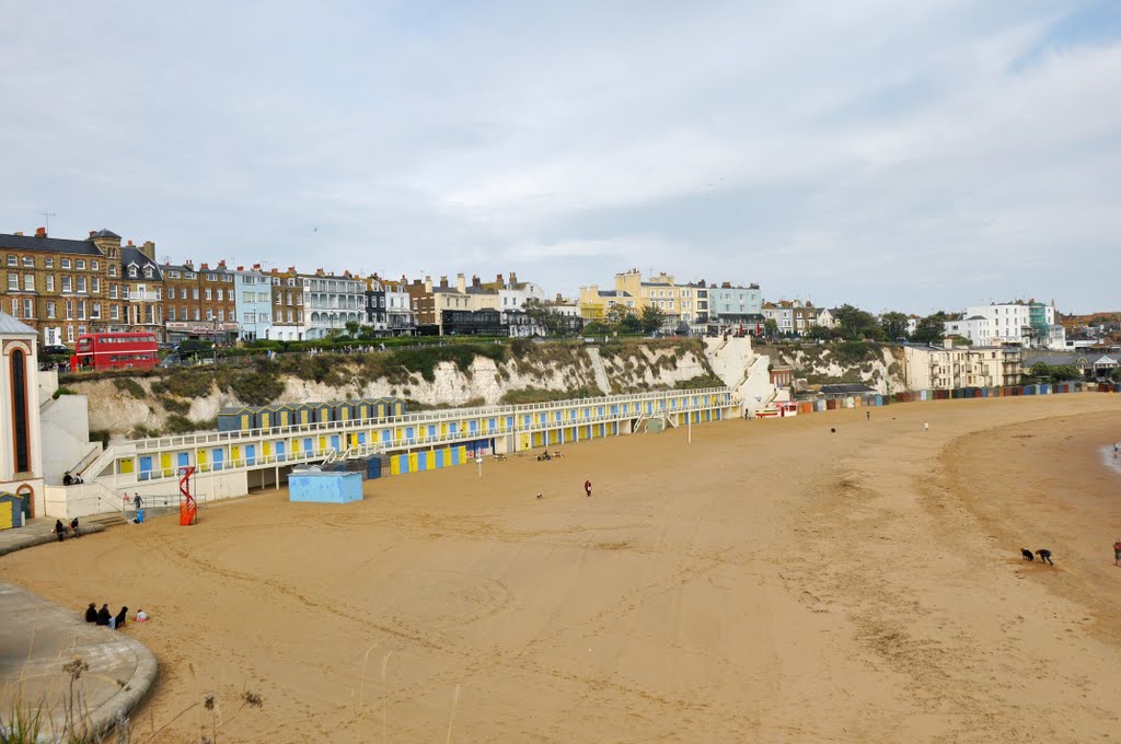 Viking Bay Broadstairs (looking north) by les willis