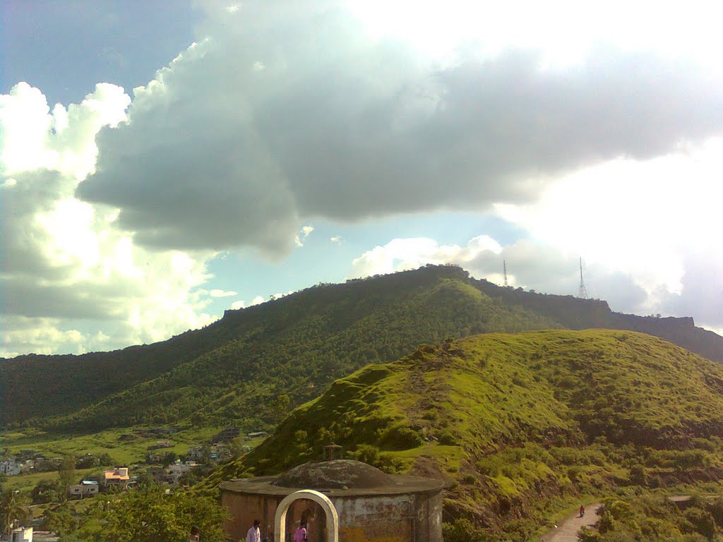 Fort Ajinkyatara from Charbhintee. भारतभर पसरलेल्या मराठी साम्राज्याची राजधानी, अजिंक्यतारा. by महेश कुलकर्णी MAHESH G. KULKARNI