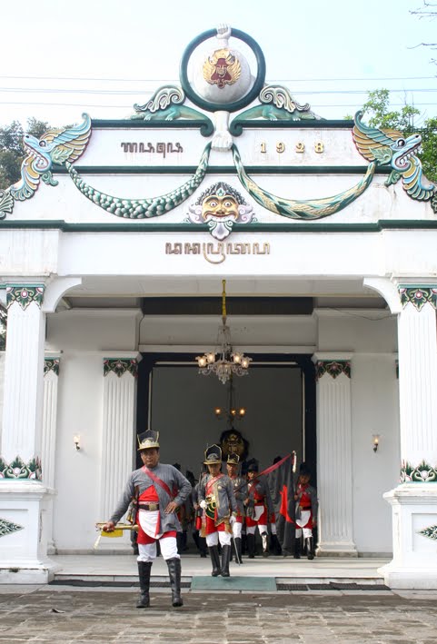 Sultan troopers walk over the gate by mashroel