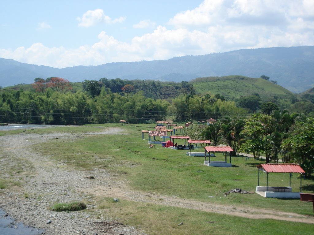 Zona de Remolinos, Valle del rio Risaralda, Belén de Umbria, Colombia. by Milton Rendón