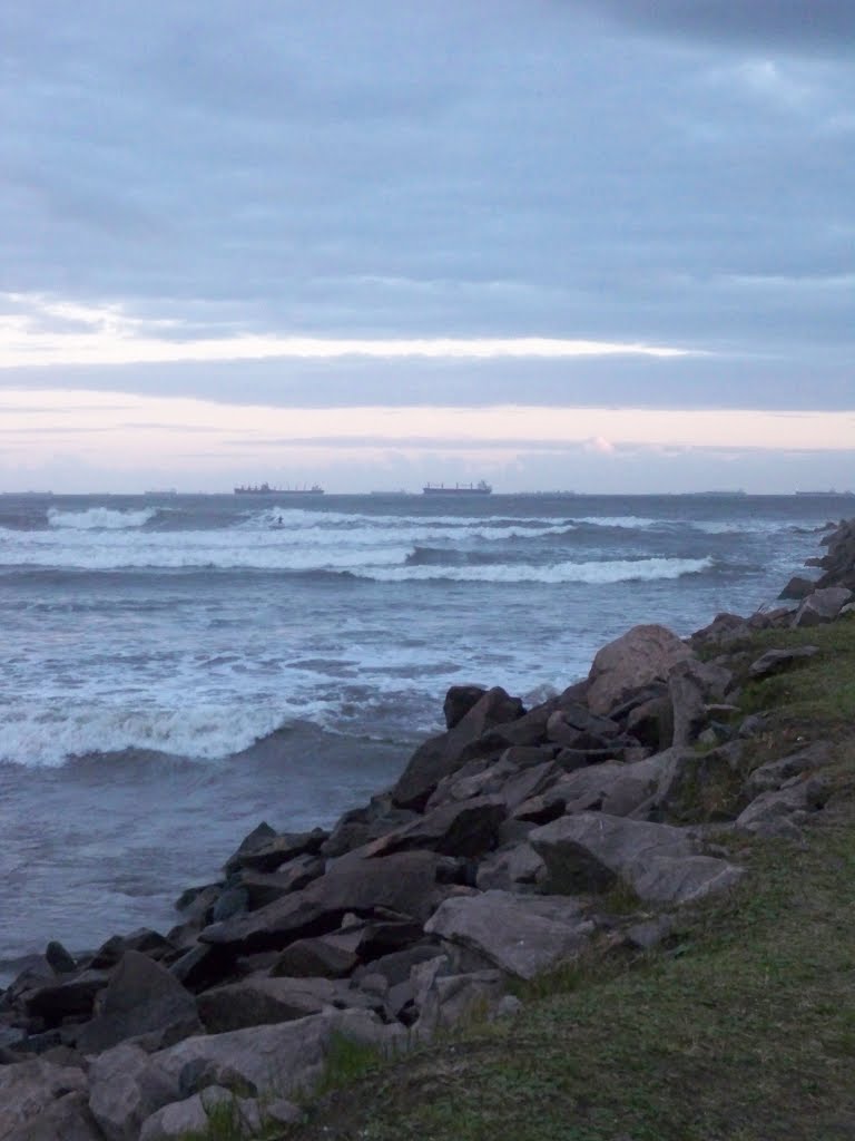 Pedras e ondas by R Rodrigues