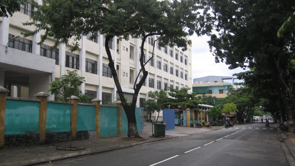 Cổng sau Trường Phan Châu Trinh (AH) by Nguyen Anh Hoang