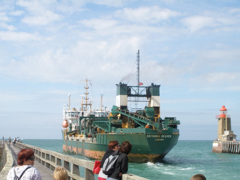 Boot vertrekt uit de haven van Fecamp,picardie by rodenbu