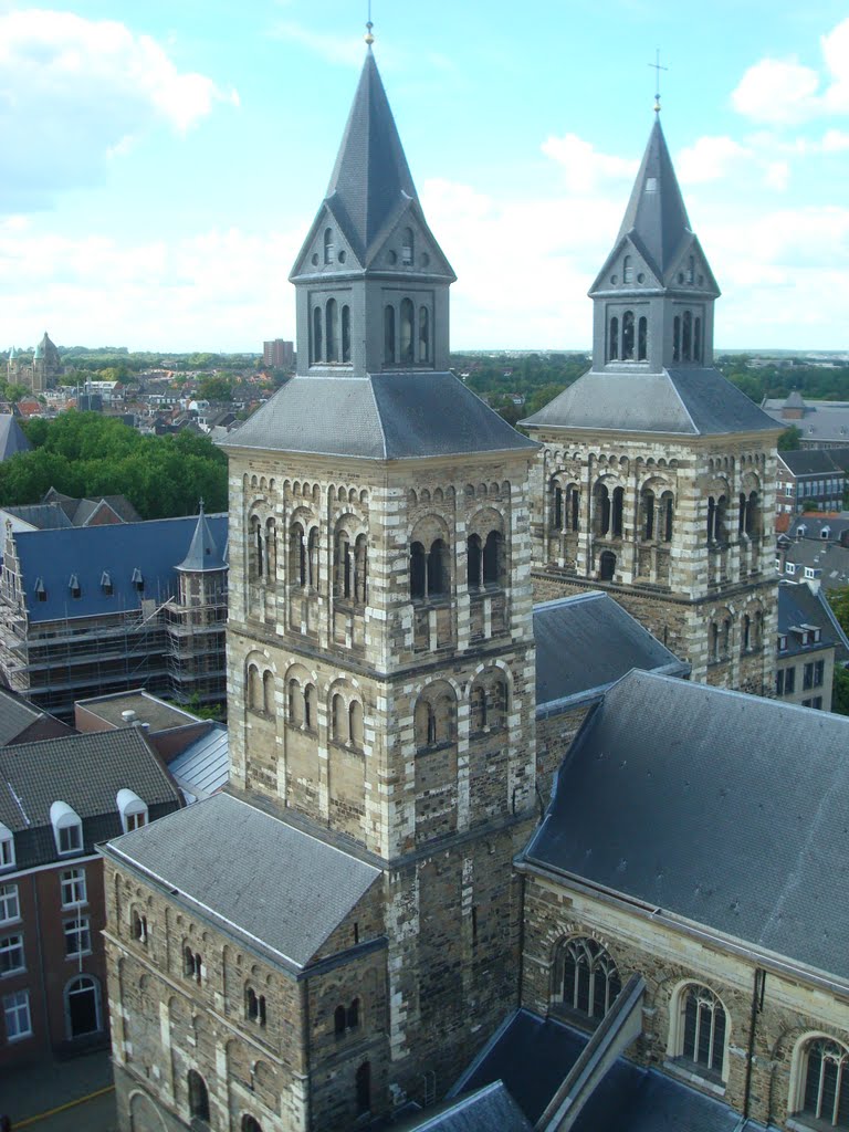 Eglise Saint-Servet vue depuis le clocher de l'église Saint-Jean by okapi07