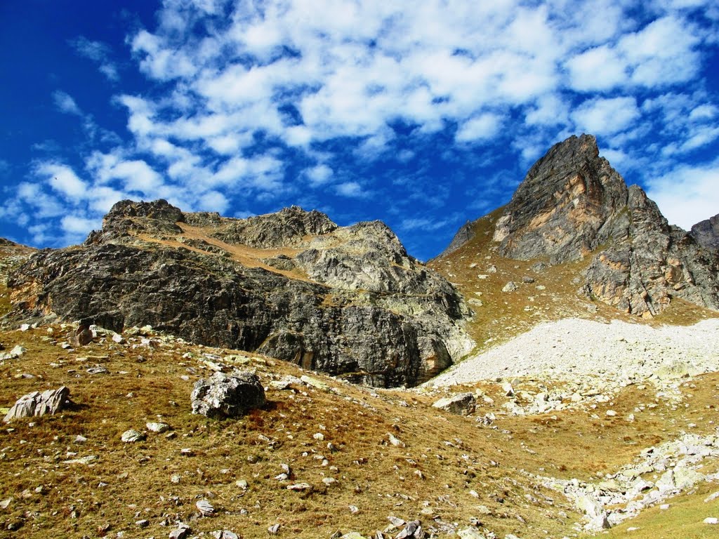 Una piccola valle monumentale by Giovanni Prunotto