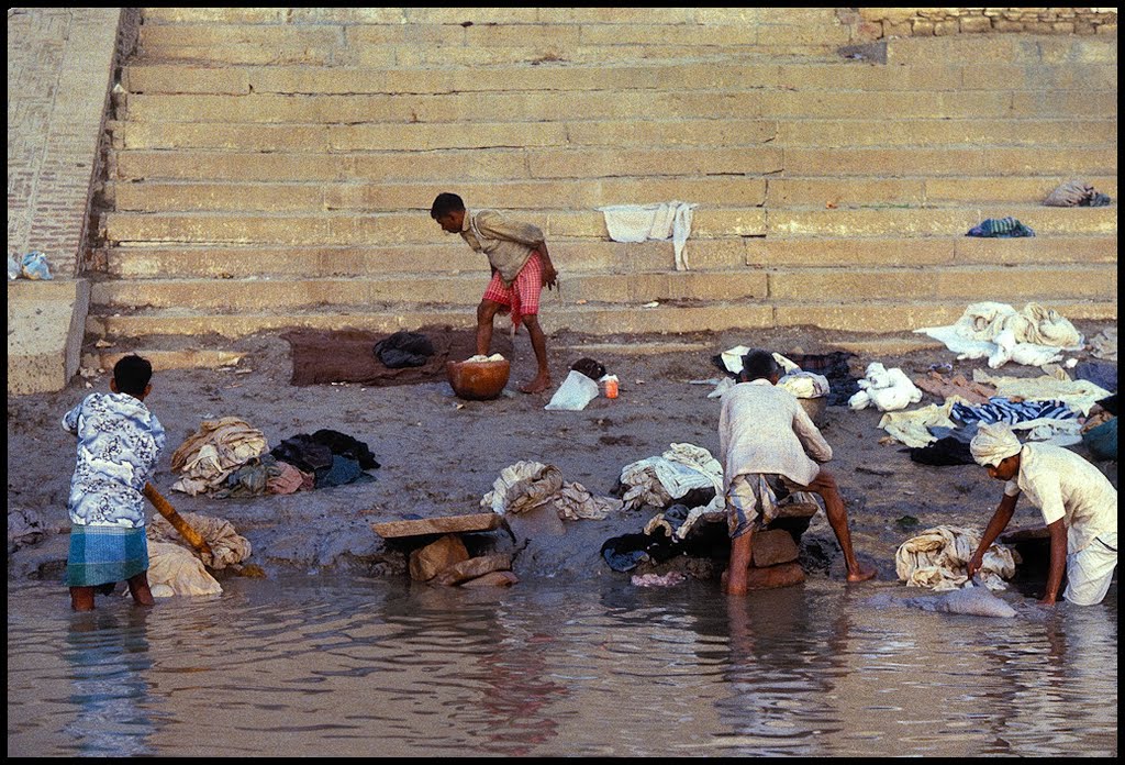 Bords du Gange : blanchisserie by Jean-Pierre Roche