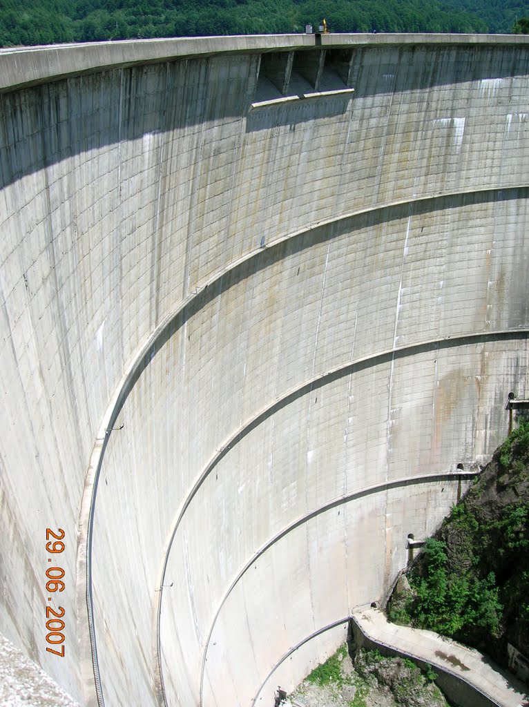 Vidraru dam by raduconstantin