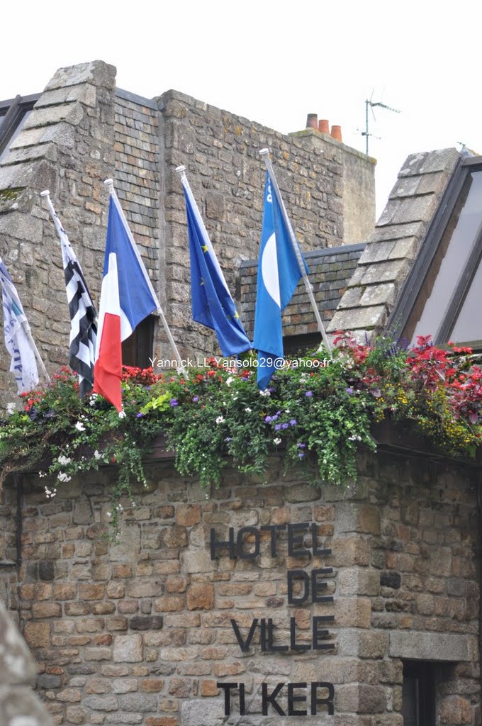 Hotel de ville à Roscoff by yannick. LL