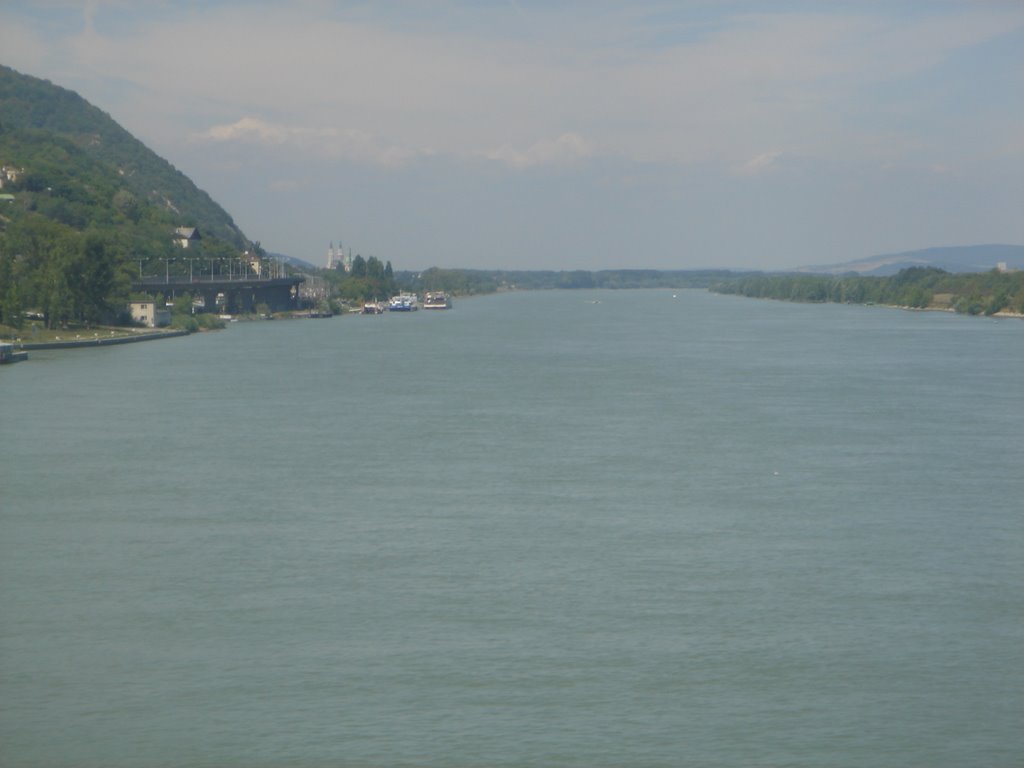 EL DANUBIO ¿AZUL? A SU PASO A LA ENTRADA POR VIENA POR LA AUTOPISTA by JOSEJUAN35