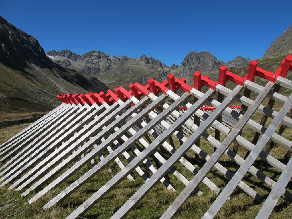 "snowfence" Silvretta, Bielerhöhe 2050 m ü.M. by RobiChiappori