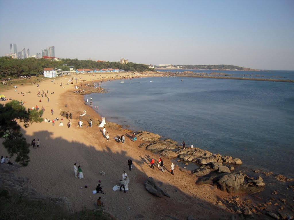 Mariés sur la plage N°2 by Francois Esnault