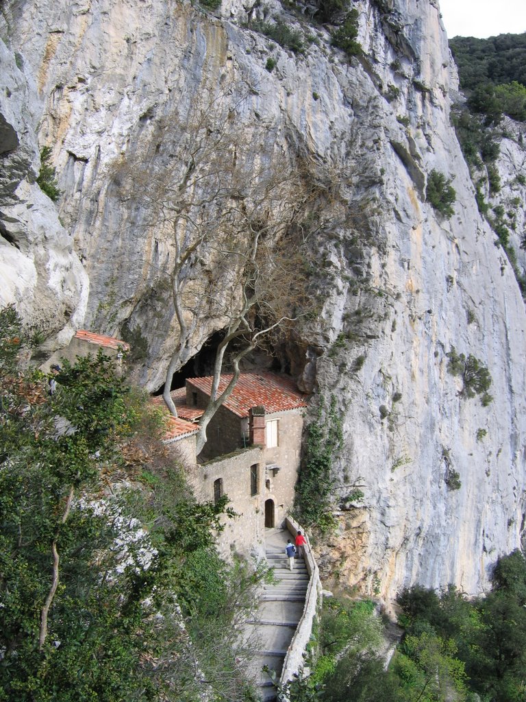 L'ermitage de Galamus depuis le tunnel d'accès by Philoup