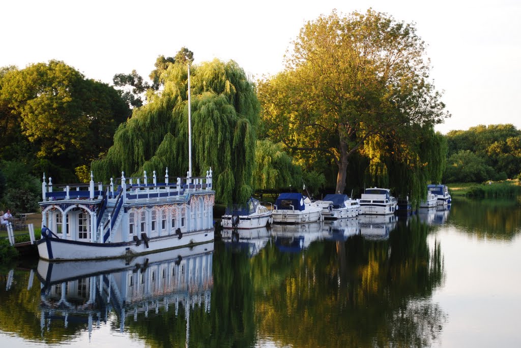 Boats on the Thames by pilgrimadz