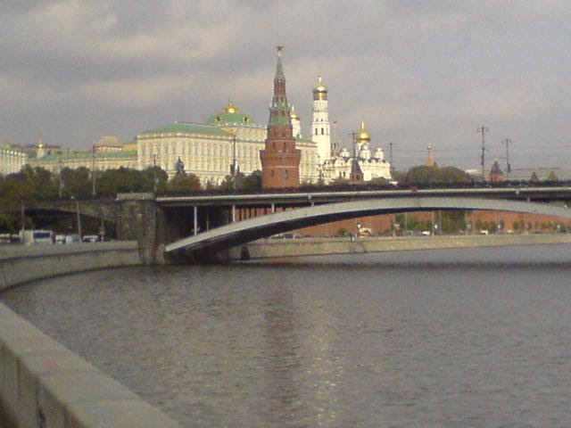 Moscva River and Kremlin by adversecamber