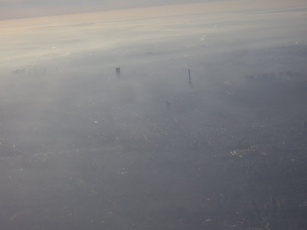 Tour Eiffel dans la brume by _Christophe