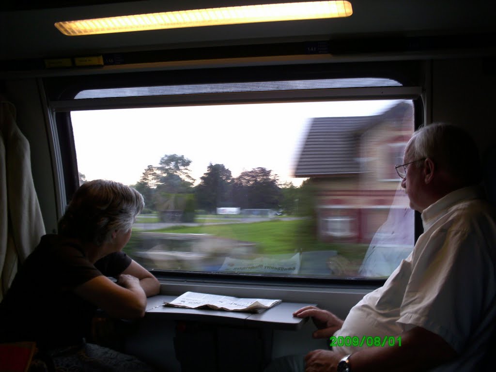 Pasajeros Alemanes en el tren de Alemania para Ginebra by Isolina Albano