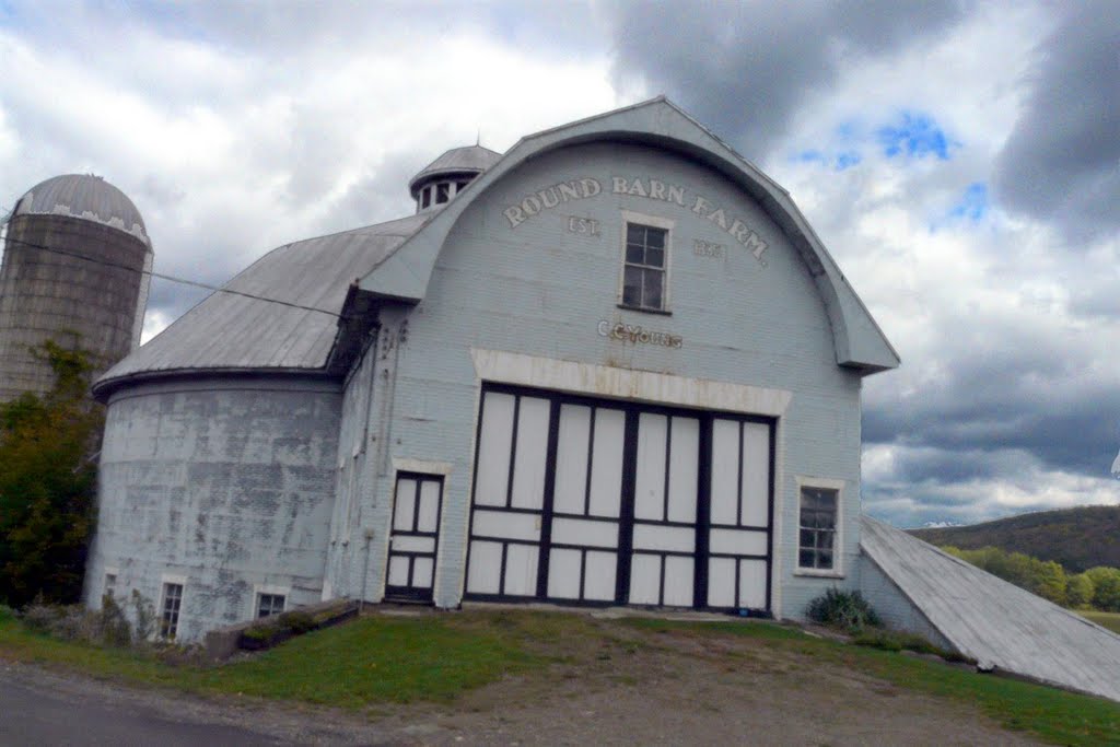 Round barn farm by Geraldine Clark