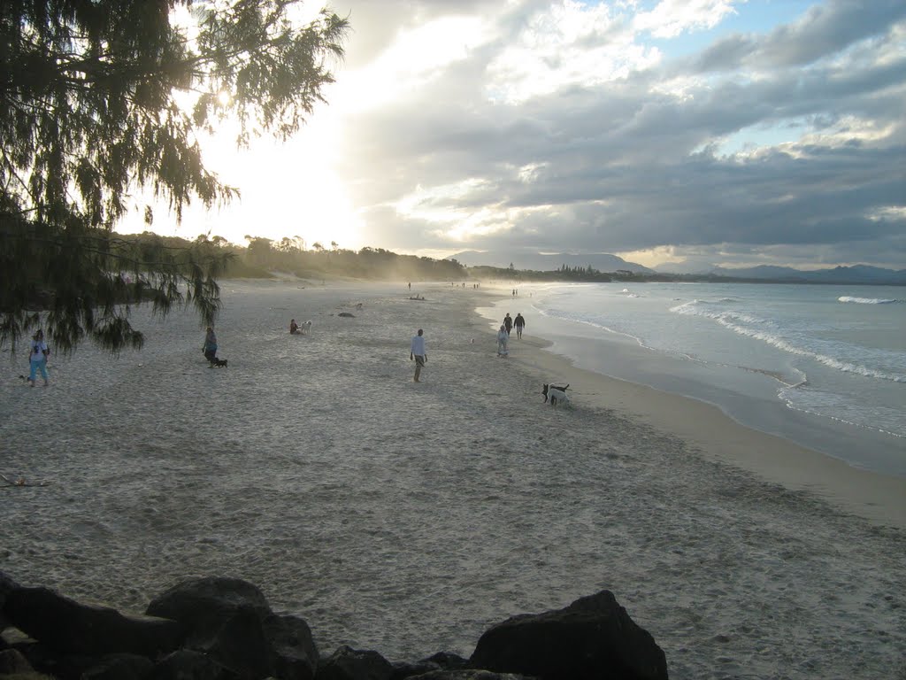 Looking N on Byron Bay Beach, Byron Bay, NSW by Jason Boyd