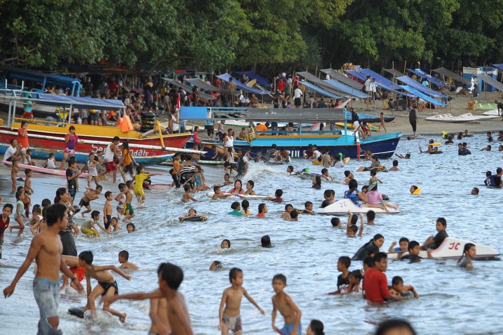 Sunday at Senggigi Beach by Samuel Frehner