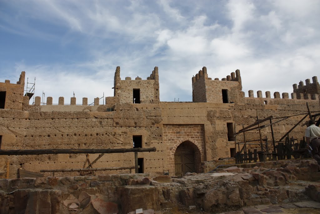 Entrada al castillo by Miguel Caballero Lar…