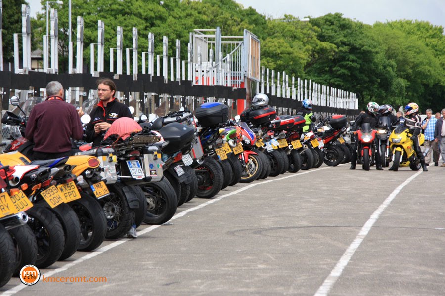 El Pit Lane se llena de motos de los aficionado en los días en que no se disputan carreras. by Kmcero MotoTours