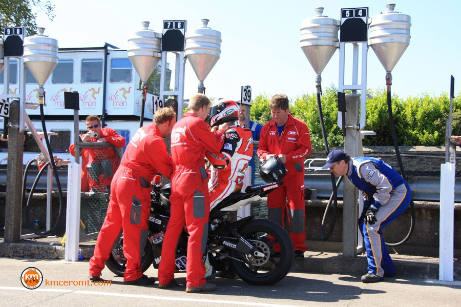 Penzkofer repostando. El marshal de azul, derecha, inspecciona si la moto tiene alguna pieza suelta. Si es así el piloto deberá de arreglarla o abandonar. by Kmcero MotoTours