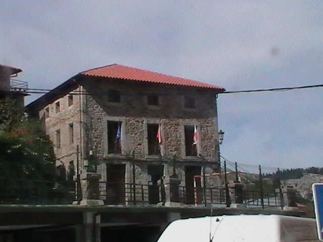 AYUNTAMIENTO BARRIO DE LA PEDROSA SAN ROQUE DE RIOMIERA CANTABRIA by Trasmerano