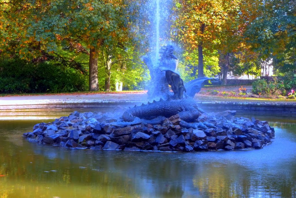 Lindwurm im Schlosspark HDR by Kit Shellin