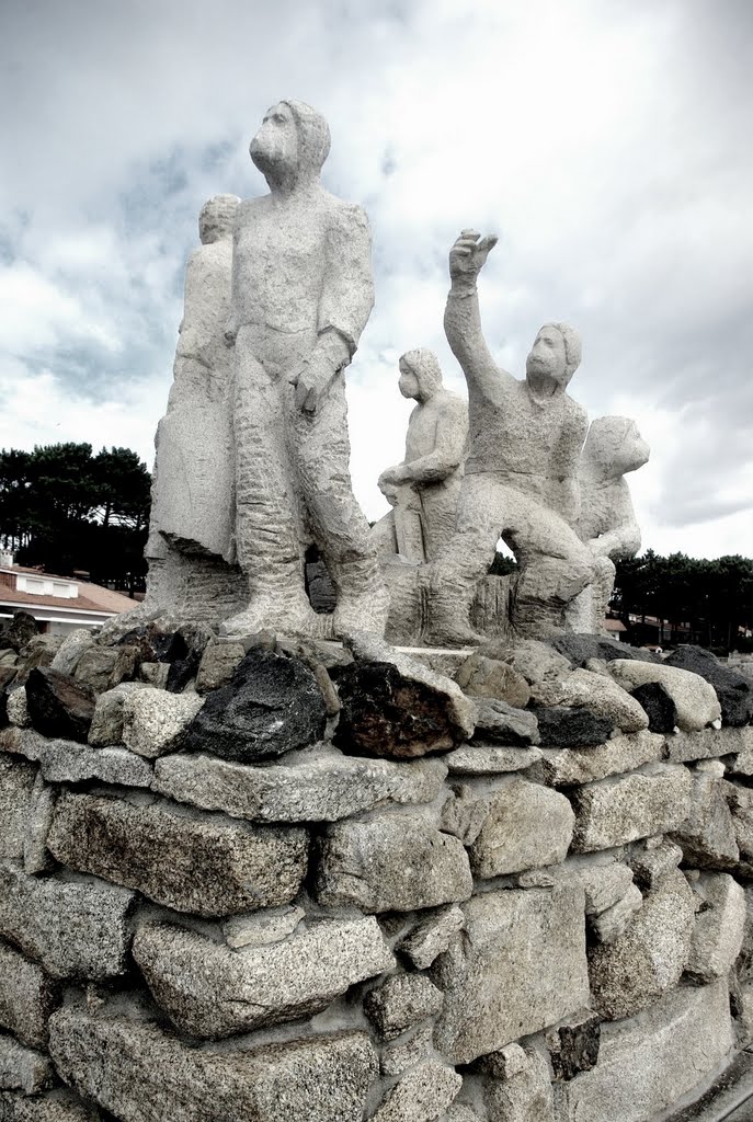 "Nunca Mais" -Monumento a los voluntarios de la catastrofe del Prestige. San Vicente do Mar,( Pontevedra) by Pinzales