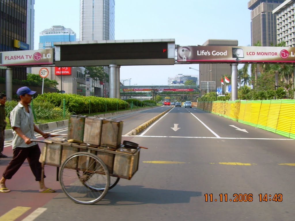 An Ordinary Trader in Jakarta Downtown by machmoedie