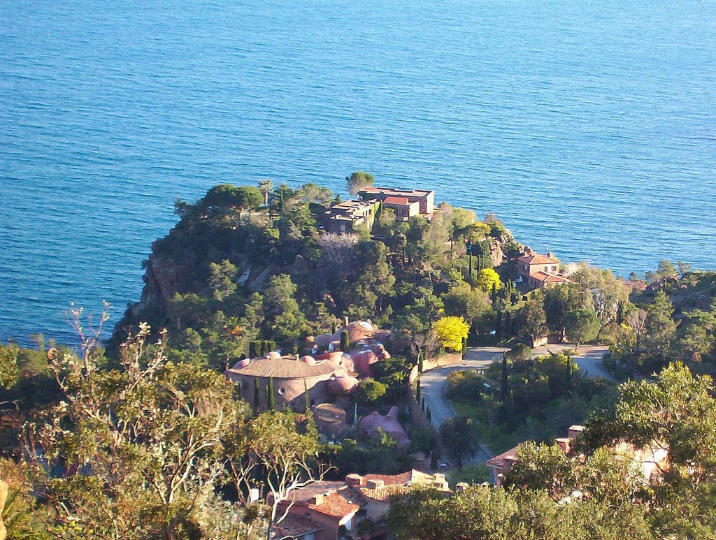 THÉOULE-SUR-MER : VUE SUR LE PALAIS BULLES PIERRE CARDIN, DE L'ARCHITECTE ANTTI LOVAG by CHPOLONAIS