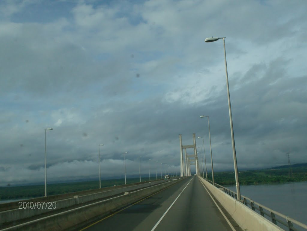 Cruzando el puente sobre El Lago by Las Gemelas