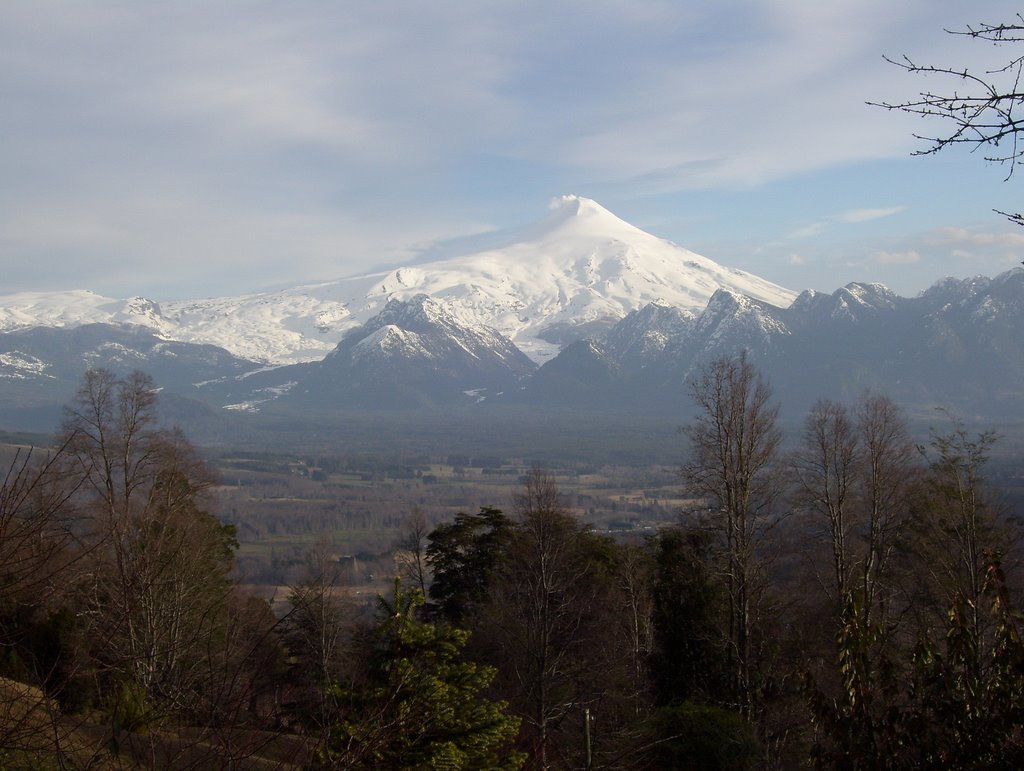 Volcan villarrica visto desde el este julio de 2007 by schifferli