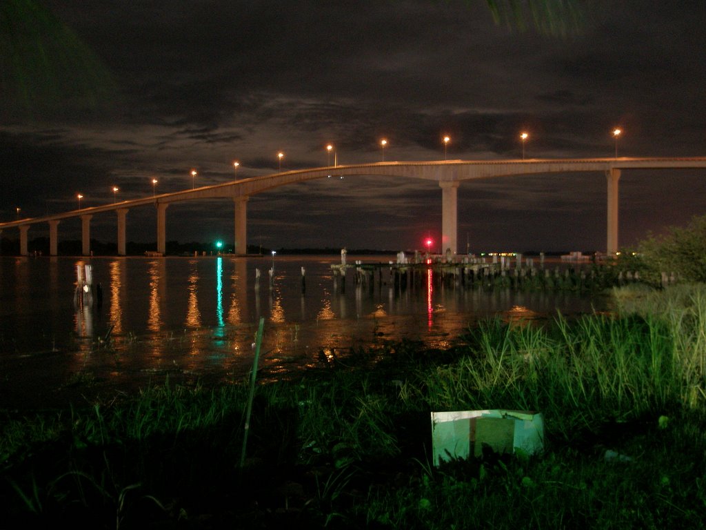 Jules Wijdenbosch brug in Paramaribo by fjmeul