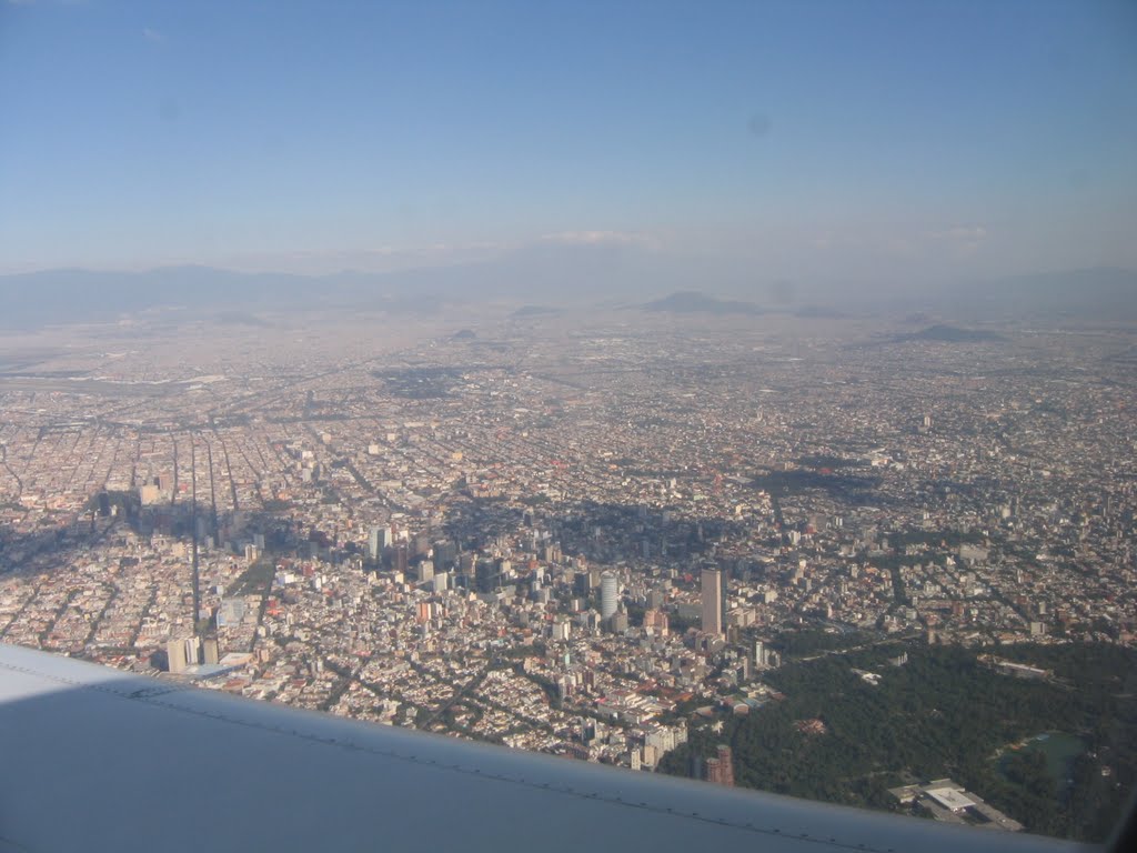 Ciudad de México, vista sobre el parque Chapultepec hacía este-sur-este by Werner Wruck