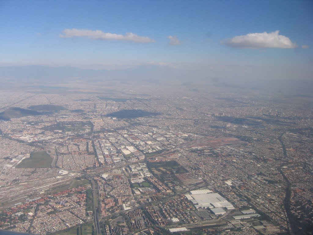 Ciudad de México, viendo sobre Azcapotzalco hacía el sureste by Werner Wruck