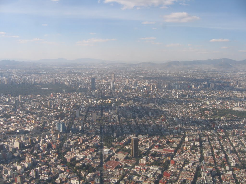 Ciudad de México, vista desde las alturas sobre avenida Coyoacán hacía el noroeste by Werner Wruck