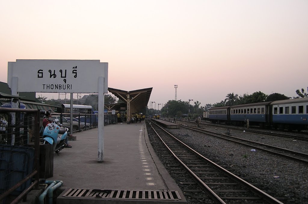 Thonburi Railway Station สถานีรถไฟธนบุรี by mongwin